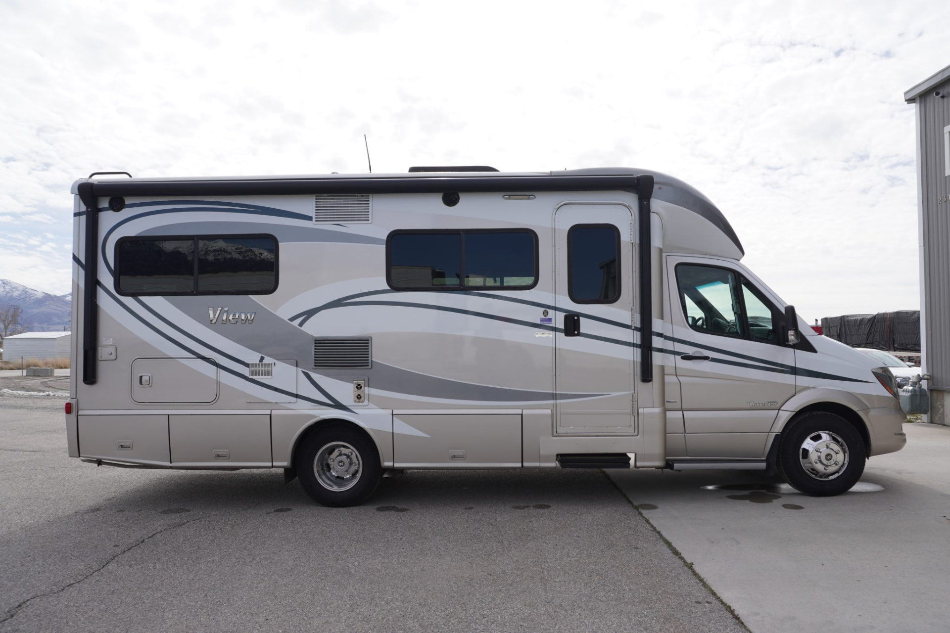 2016 Winnebago View Class C Motorhome thumbnail 4