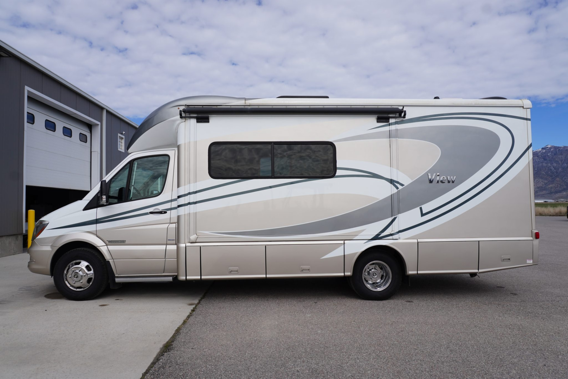 2016 Winnebago View Class C Motorhome thumbnail 3