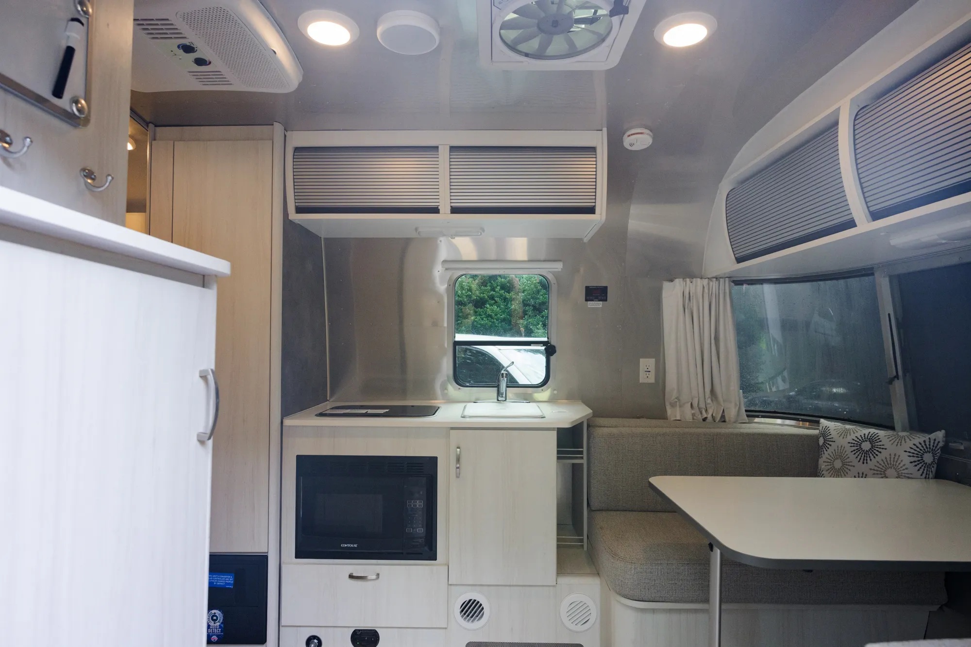 2024 Airstream Bambi 19CB thumbnail 11