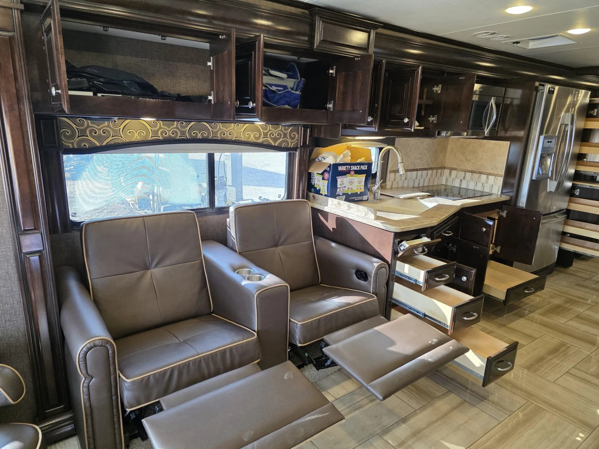 2015 Thor Motor Coach Tuscany 40DX thumbnail 2