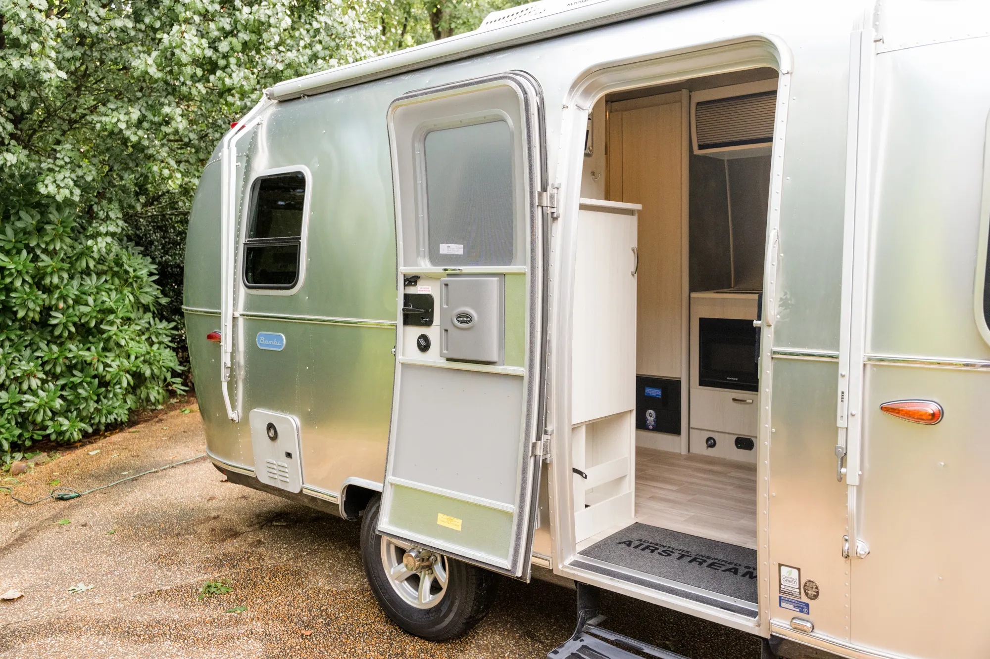 2024 Airstream Bambi 19CB thumbnail 3